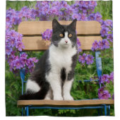 Tuxedo Katze sitzt auf einem Gartenstuhl mit Blume Duschvorhang (Vorderseite)