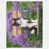 Tuxedo Katze sitzt auf einem Gartenstuhl mit Blume Fleecedecke (Vorderseite)