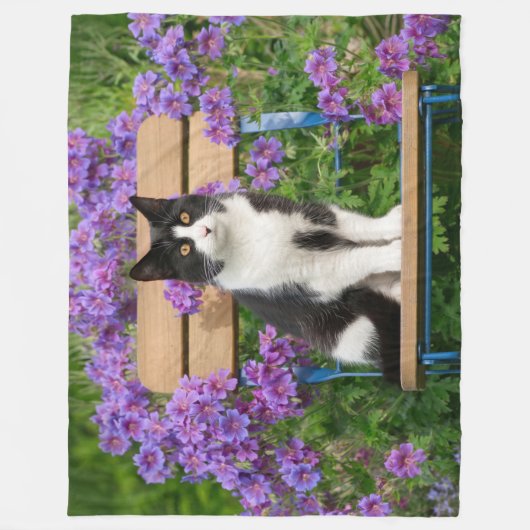 Tuxedo Katze sitzt auf einem Gartenstuhl mit Blume Fleecedecke (Vorderseite)