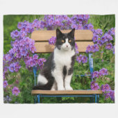 Tuxedo Katze sitzt auf einem Gartenstuhl mit Blume Fleecedecke (Vorderseite (Horizontal))