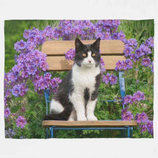 Tuxedo Katze sitzt auf einem Gartenstuhl mit Blume Fleecedecke (Vorderseite (Horizontal))