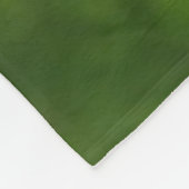 Tuxedo Katze sitzt auf einem Gartenstuhl mit Blume Fleecedecke (Ecke)