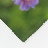 Tuxedo Katze sitzt auf einem Gartenstuhl mit Blume Fleecedecke (Ecke)