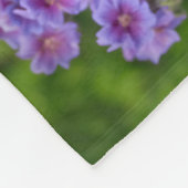 Tuxedo Katze sitzt auf einem Gartenstuhl mit Blume Fleecedecke (Ecke)