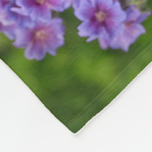 Tuxedo Katze sitzt auf einem Gartenstuhl mit Blume Fleecedecke (Ecke)