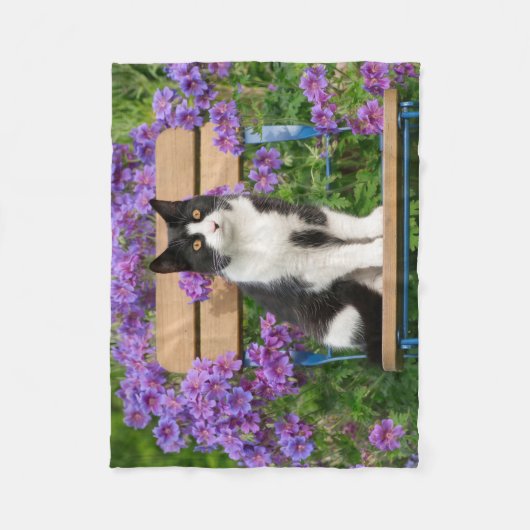 Tuxedo Katze sitzt auf einem Gartenstuhl mit Blume Fleecedecke (Vorderseite)
