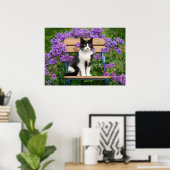 Tuxedo Katze sitzt auf einem Gartenstuhl mit Blume Poster (Heimbüro)