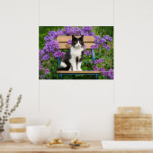Tuxedo Katze sitzt auf einem Gartenstuhl mit Blume Poster (Küche)