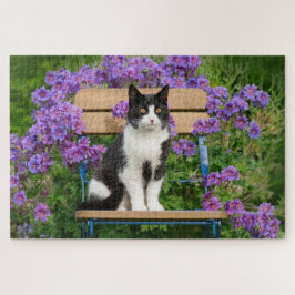 Tuxedo Katze sitzt auf einem Gartenstuhl mit Blume Puzzle