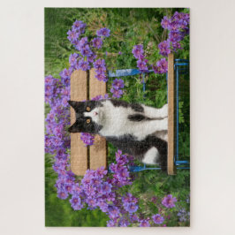 Tuxedo Katze sitzt auf einem Gartenstuhl mit Blume Puzzle