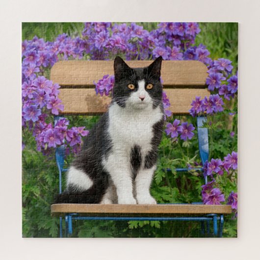 Tuxedo Katze sitzt auf einem Gartenstuhl mit Blume Puzzle (Horizontal)