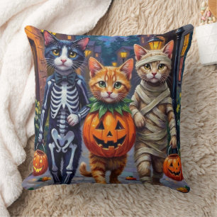 Tuxedo-Katzen beim Trick-or-Treat in Halloween-Kos Kissen