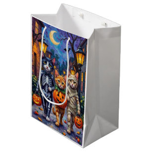 Tuxedo-Katzen beim Trick-or-Treat in Halloween-Kos Mittlere Geschenktüte