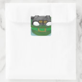Tuxedo Kitten passt in einen Leprechaun-Hut Quadratischer Aufkleber (Tasche)