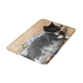 Tuxedo Kitten Tinsel und Lights Painterly Badematte (Schrägansicht)