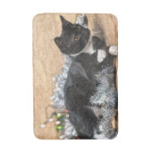 Tuxedo Kitten Tinsel und Lights Painterly Badematte (Vorderseite Vertikal)