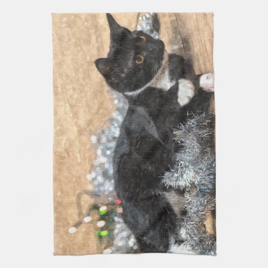 Tuxedo Kitten Tinsel und Lights Painterly Geschirrtuch (Vertikal)