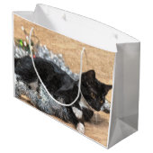 Tuxedo Kitten Tinsel und Lights Painterly Große Geschenktüte (Rückseite Schrägansicht)