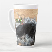 Tuxedo Kitten Tinsel und Lights Painterly Milchtasse (Linke Ecke)