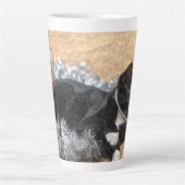 Tuxedo Kitten Tinsel und Lights Painterly Milchtasse (Vorderseite)