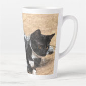 Tuxedo Kitten Tinsel und Lights Painterly Milchtasse (Rechts)