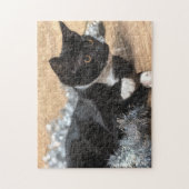 Tuxedo Kitten Tinsel und Lights Puzzle (Vertikal)