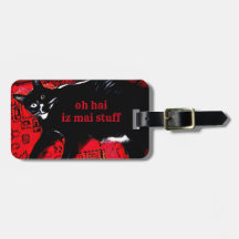 Tuxedo Kitty auf Red Rug