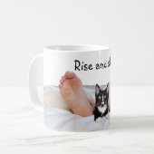 Tuxedo Kitty mit Besitzer Kaffeetasse (Vorderseite Links)
