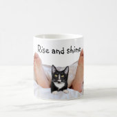 Tuxedo Kitty mit Besitzer Kaffeetasse (Mittel)