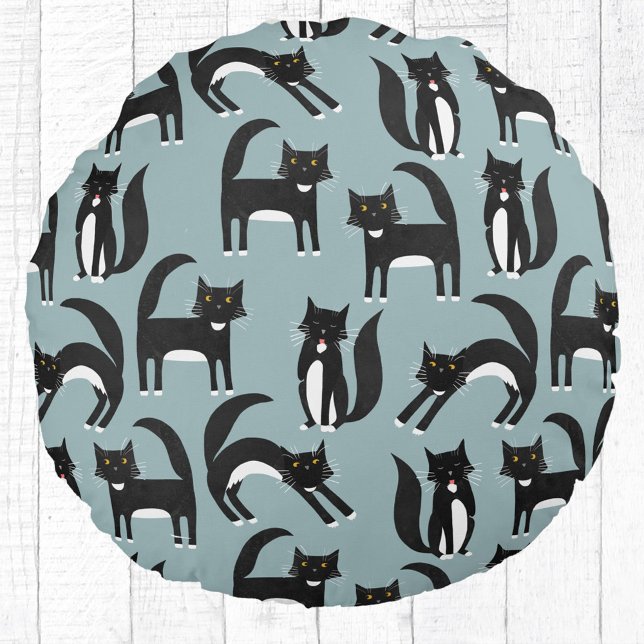 Tuxedo Schwarze und Weiße Katzen Rundes Kissen (Black and white tuxedo cat pillow)