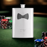 Tuxedo Wedding Bow Krawatte Mit Monogramm Silberko Flachmann<br><div class="desc">Etwas Neues,  etwas sonderbares als Geschenk für Ihren Trauzeuge,  Trauzeuge oder Bridesman. Fügen Sie ihre Initialen zu dieser klassischen silbernen Flasche,  die eine Hochzeitsbogen-Krawatte trägt. Es ist bedruckt,  aber Sie haben die Möglichkeit zu entfernen und nur seine Initialen.</div>