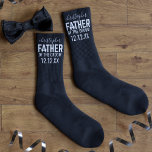 Tuxedo Wedding Vater der Groom Black Socken<br><div class="desc">Welcher Vater des Bräutigams würde nicht ein Paar schwarze Hochzeitssocken mit seinem Namen als Dankeschön an sie verehren? Ich kenne keinen,  der das nicht tun würde! Fügen Sie seinen Namen und Ihr Hochzeitstag hinzu und machen Sie sich bereit für das Aussehen der Freude auf seinem Gesicht.</div>