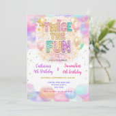 Twice the Fun Pastel Glitter Double Birthday Einladung (Stehend Vorderseite)