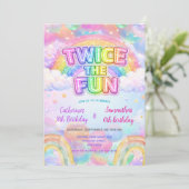 Twice the Fun Rainbow Sibling Birthday  Einladung (Stehend Vorderseite)