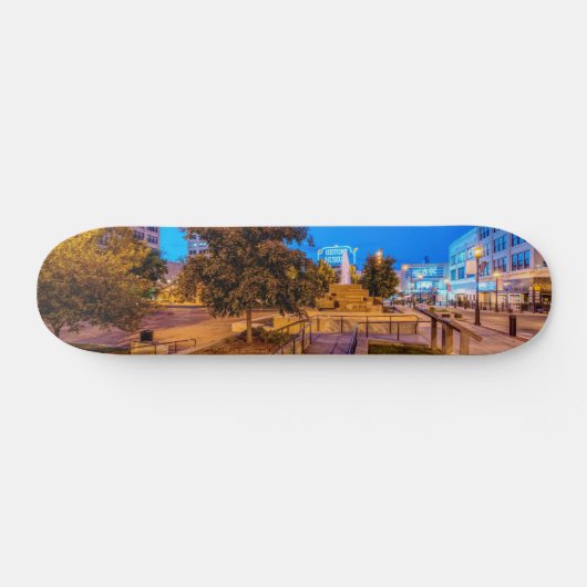 Twilight auf dem Park Central Square Skateboard (Horizontal)