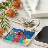 Twilight Beach Portrait - Frau in Neon Pink Bikin Schlüsselanhänger (Vorderseite rechts)