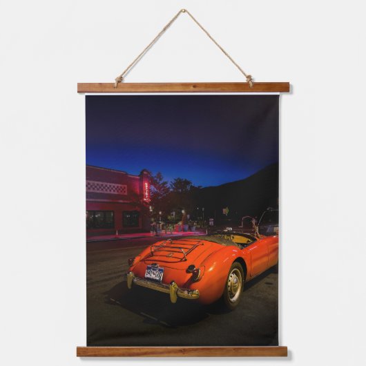 Twilight Drive – Classic MG in Glenwood Springs Wandteppich Mit Holzrahmen (Vorderseite)