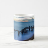 Twilight Sky Over Shoreline and Breakwater Kaffeetasse (Mittel)