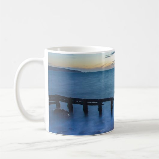 Twilight Sky Over Shoreline and Breakwater Kaffeetasse (Links)