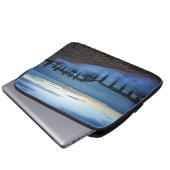 Twilight Sky Over Shoreline and Breakwater Laptopschutzhülle (Vorne Knopf)