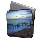 Twilight Sky Over Shoreline and Breakwater Laptopschutzhülle (Vorderseite Links)