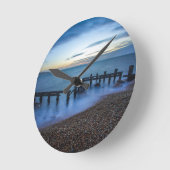 Twilight Sky Over Shoreline and Breakwater Runde Wanduhr (Winkel)