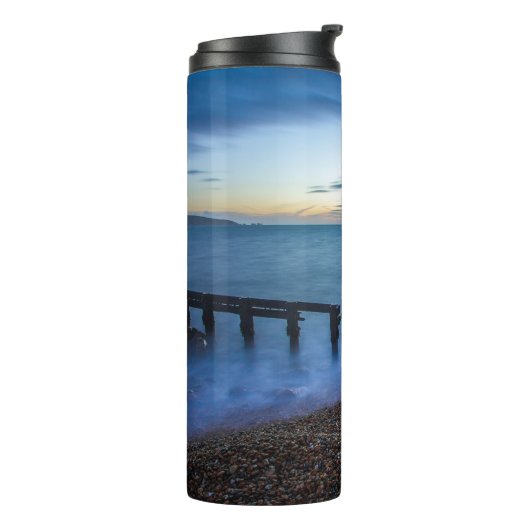 Twilight Sky Over Shoreline and Breakwater Thermosbecher (Nach links gedreht)
