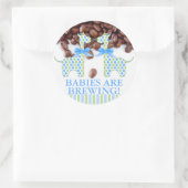 Twin Boy Giraffes Babies Brauen Babydusche Runder Aufkleber (Tasche)