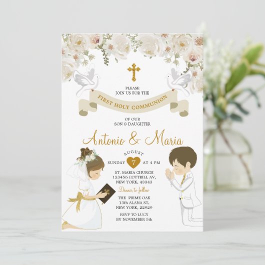 Twin Boy & Girl Praying Blume 1. Heilige Kommunion Einladung (Stehend Vorderseite)