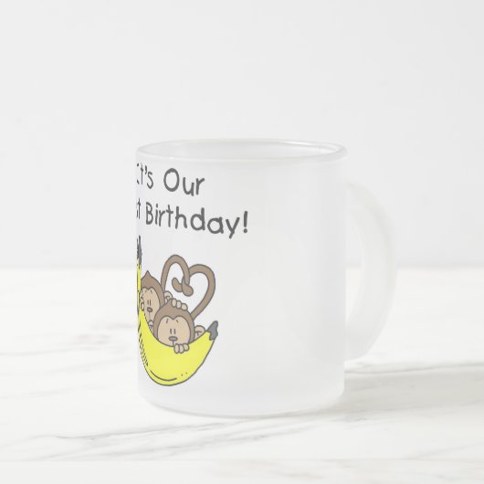 Twin Boys 1st Birthday Monkey Tshirts und Geschenk Mattglastasse (VorderseiteRechts)
