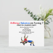 Twin Boys Wrestling Geburtstagseinladung Einladung (Stehend Vorderseite)