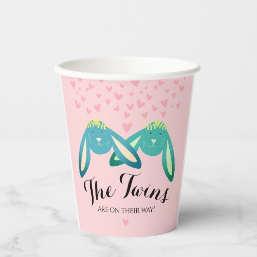 Twin Bunnies Babydusche auf pastellrosa Party Pappbecher (Vorderseite)