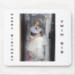 TWIN SISTER BIRTHDAY MOUSEPAD<br><div class="desc">DIESE "TWIN SISTER" MOUSEPAD FÜR "IHREN GEBURTSTAG" WIRD SEHR HÜBSCH AUF IHREM SCHREIBTISCH SITZEN,  AM ZUHAUSE ODER AM ARBEITSPLATZ. DENKEN SIE AN IHREN LAPTOP ODER SCHREIBTISCH JEDES MAL SEHT SIE DIESES SCHÖNE GESCHENK VON IHREM ZWEI.</div>