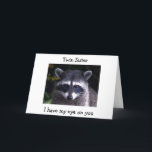 TWIN SISTER HAT MEIN HERZ / BESTE GEBURTSTAGSWEISH KARTE<br><div class="desc">DIESER RACOON IST SO BEREIT,  "IHREN ZWEI" GLÜCKLICHEN GEBURTSTAG IN DIESER SCHÖNEN UND LIEBENDEN ART ZU SAGEN!</div>